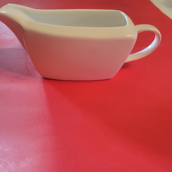 Elegant White Gravy Boat - Picture 4 of 6